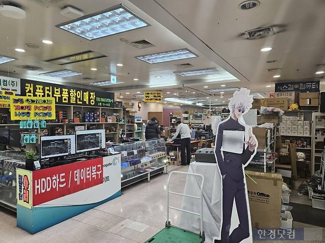 지난 6일 오전 서울 서초구 서초동 국제전자센터 8층에 PC 매장과 굿즈 관련 매장이 같이 들어서 있다. 8층은 기존에 PC 전문 매장층으로 운영됐다. /사진=박수빈 기자