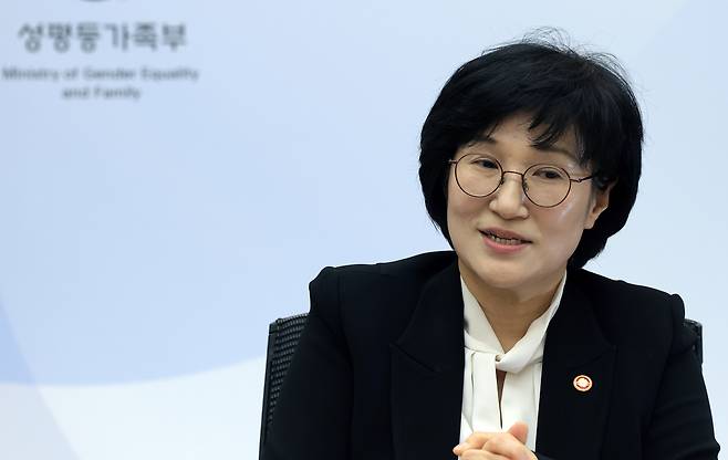 원민경 성평등가족부 장관이 4일 정부서울청사 집무실에서 ‘성별 인식 격차 개선 방향’ 등과 관련해 인터뷰를 하고 있다. 서성일 선임기자