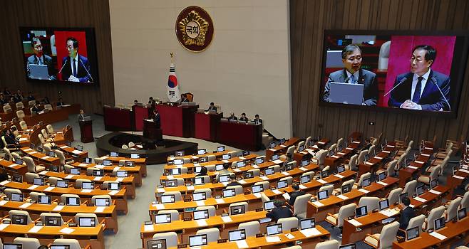 조현 외교부 장관이 9일 국회 본회의 대정부질문에서 윤후덕 더불어민주당 의원의 질문에 답하고 있다. 박민규 선임기자