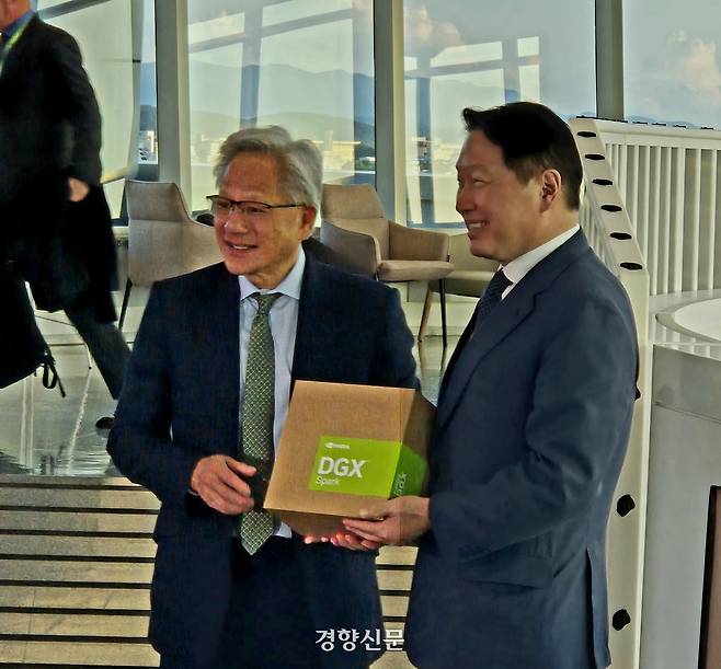 젠슨 황 엔비디아 최고경영자(CEO·왼쪽)가 지난해 10월31일 경북 경주 예술의전당에서 최태원 SK그룹 회장을 만나 인공지능(AI) 슈퍼컴퓨터 ‘DGX스파크’를 선물하고 있다. 경주 | 김경학 기자