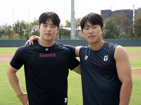 롯데 자이언츠 스프링캠프에 참가한 한태양(왼쪽)과 전민재. 김진철 PD