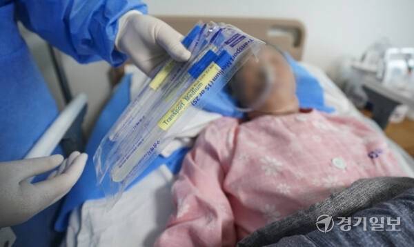 경기도내 한 요양병원에서 의료진이 환자의 다제내성균 감염 여부를 확인하기 위해 시료 추출을 준비하고 있다. 경기일보DB