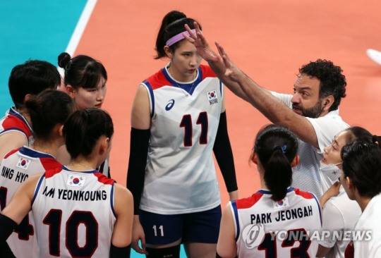 2020 도쿄올림픽 여자배구 세르비아와의 동메달 결정전에서 타임아웃 때 스테파노 라바리니 감독이 선수들에게 작전지시를 하고 있다. [도쿄=연합뉴스 자료사진]