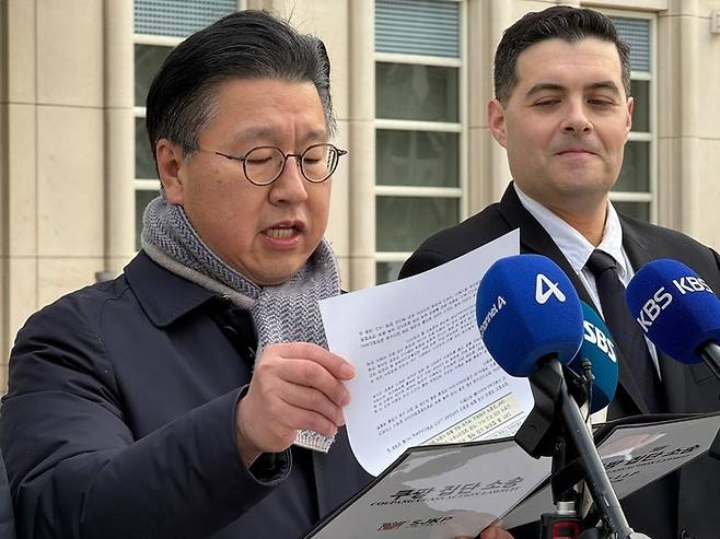 법무법인 대륜의 김국일 경영대표가 6일(현지시간) 미국 뉴욕 뉴욕동부연방법원 청사 앞에서 쿠팡 피해자 집단소송 기자회견을 하고 있다. [연합뉴스]