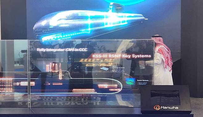 사우디아라비아 현지 관람객이 8일(현지시간) 사우디아라비아 수도 리야드에서 열린 ‘국제방산전시회(WDS) 2026’에서 한화오션 부스를 방문해 장보고-III 잠수함 소개 영상을 보고 있다. [리야드=국방부 공동취재단]