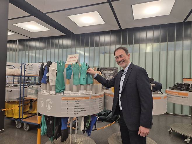 바스프의 토마스 힐 특수안전분야 역량센터장 겸 위험물 안전관리자가 안전 체험관에서 특수장갑을 설명하고 있다.  최예빈 기자