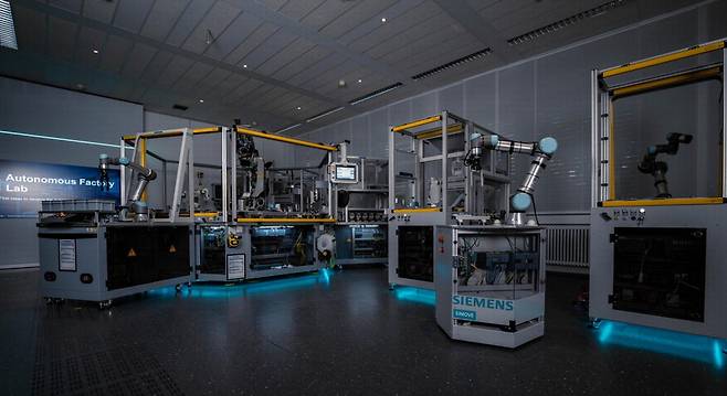 독일 뉘른베르크 지멘스 사옥에 있는 '자율 공장 실험실'. 자율 공장을 주제로 한 실증·실험 전용 연구 환경으로 디지털 기술이 실제 생산 공정에 어떻게 적용되는지를 실험한다. 지멘스