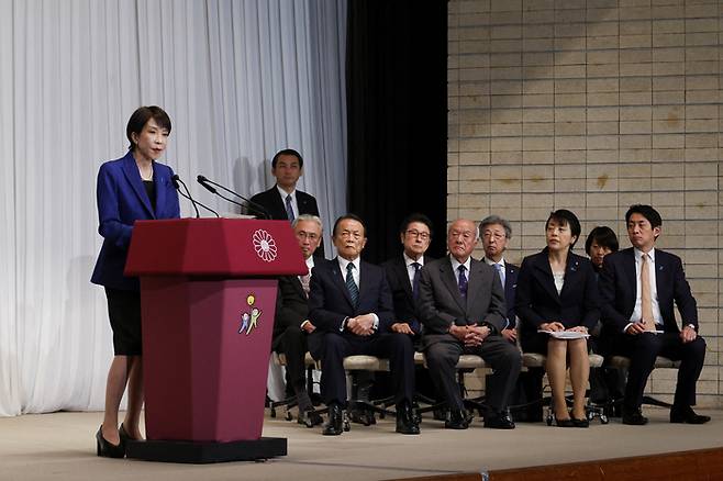 다카이치 사나에 일본 총리가 9일 일본 도쿄 자민당 당사에서 당 간부들과 함께 기자회견을 하고 있다. [로이터 연합뉴스]