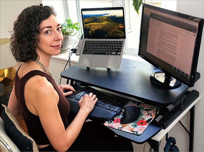 (위) 기업 현장에서 인공지능(AI)은 단순 반복 업무를 자동화하는 수준을 넘어, 기획·문서·디자인·분석 등 지식 노동 전반의 속도와 완성도를 동시에 끌어올리는 기본 업무 인프라로 자리 잡고 있다. (EPA=연합뉴스) (아래) 앤스로픽이 운영하는 ‘클로드(Claude)’는 자연스러운 문장과 한국어 문맥 이해도가 강점이다. 대외 문서나 내부 보고서에서 표현을 다듬을 때 유용하다. 사진은 지난해 가을 스릴러 소설가 안드레아 바츠가 클로드를 이용하는 모습. (AP=연합뉴스)