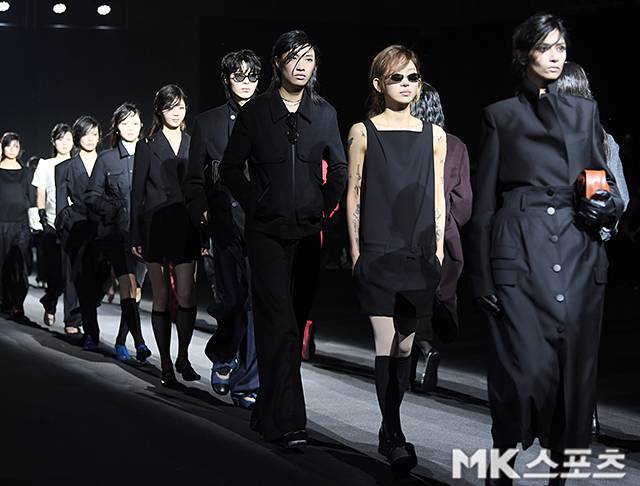 ‘2026 F/W 서울패션위크’가 5일 서울 동대문디자인플라자(DDP)에서 열렸다. 배우 고(故) 최진실의 딸 최준희가 데일리미러 쇼 모델로 캣워크를 갖고 있다.