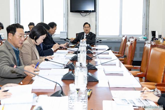 (서울=뉴스1) 이승배 기자 = 18일 서울 여의도 국회에서 열린 제429회국회(정기회) 기획재정위원회 제3차 조세소위원회에서 박수영 위원장이 회의를 주재하고 있다. 2025.11.18/뉴스1  Copyright (C) 뉴스1. All rights reserved. 무단 전재 및 재배포,  AI학습 이용 금지. /사진=(서울=뉴스1) 이승배 기자