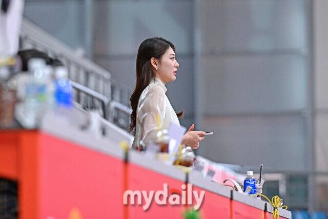 ▲ 자리에서 일어나 리포팅 연습을 하는 박주은 아나운서. [사진 = 한국배구연맹(KOVO)]