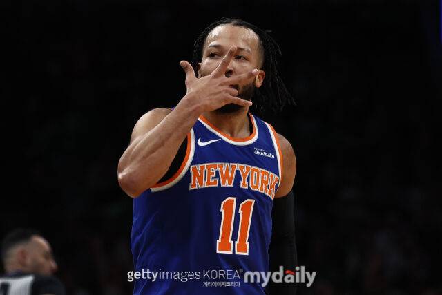 브런슨이 9일 보스턴과 경기에서 3점포를 터뜨린 후 뒤풀이 하고 있다. /게티이미지코리아