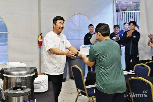 김정호에게 생일 케이크를 전달받는 이호준 감독./NC 다이노스