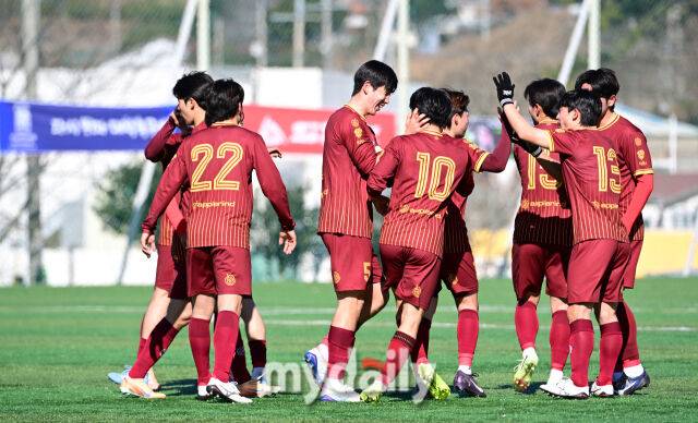 2026년 2월 9일 경상남도 통영산양스포츠파크에서 ' '약속의 땅 통영, 제62회 춘계대학축구연맹전' 인천대학교와 경희대학교의 경기가 열렸다.경희대 김세인이 골을 넣고 동료들의 축하를 받고 있다./통영=유진형 기자