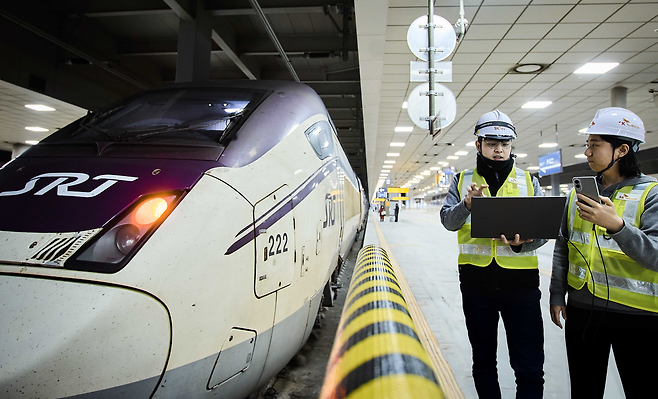 SKT, SK오앤에스 직원이 수서역 인근에서 네트워크 현황을 점검하는 모습 [SKT 제공]