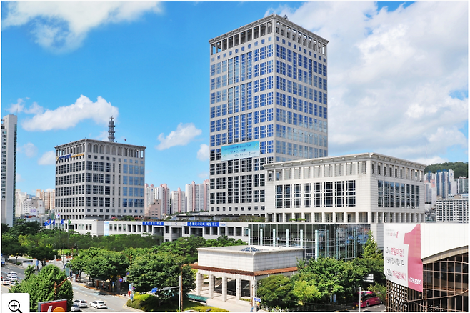 부산시는 올해 신규공무원 1096명을 선발한다. 사진은 부산시청 전경 [부산시 제공]