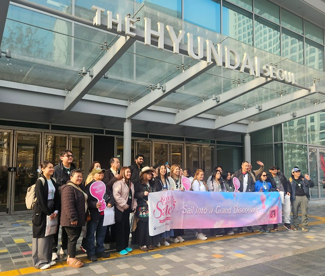 지난 5일 서울 영등포구 여의도 더현대 서울을 찾은 ‘K컬처 환승투어’ 신청자들 [김진 기자]