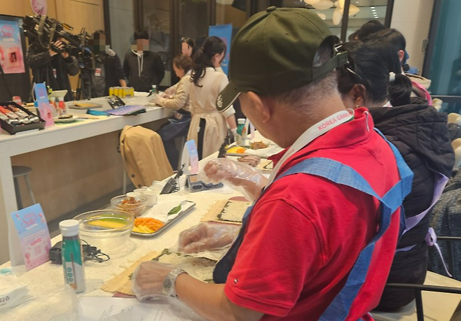 지난 5일 ‘K컬처 환승투어’의 한국 요리 교실에 참여한 환승객들이 직접 제육김밥을 만들고 있다. [김진 기자]