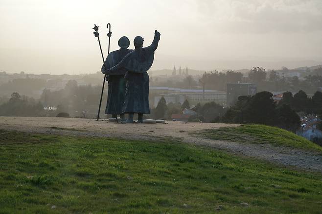 산티아고 순례길 10리를 앞둔 몬테 고소엔 제주올레 순례길과의 상호교류 기념석이 있다.  제주올레길은 산티아고 순례길에서 벤치마킹했다.
