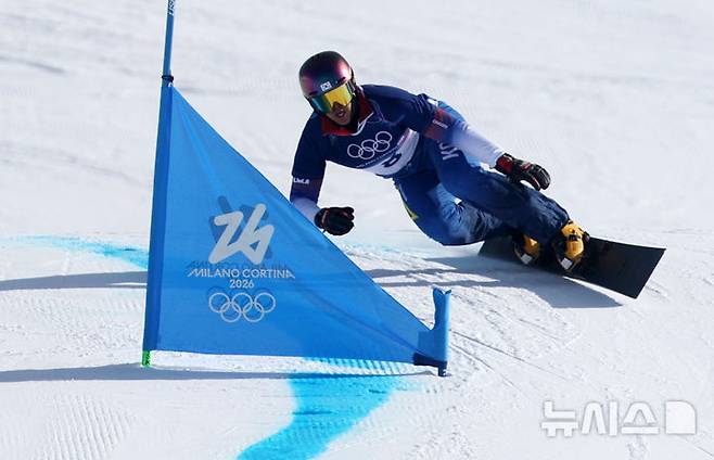 [리비뇨=뉴시스] 김근수 기자 = 스노보드 김상겸이 8일(현지 시간) 이탈리아 리비뇨 스노우파크에서 2026 밀라노·코르티나 담페초 동계올림픽 스노보드 남자 평행대회전 16강을 치르고 있다. 2026.02.08. ks@newsis.com