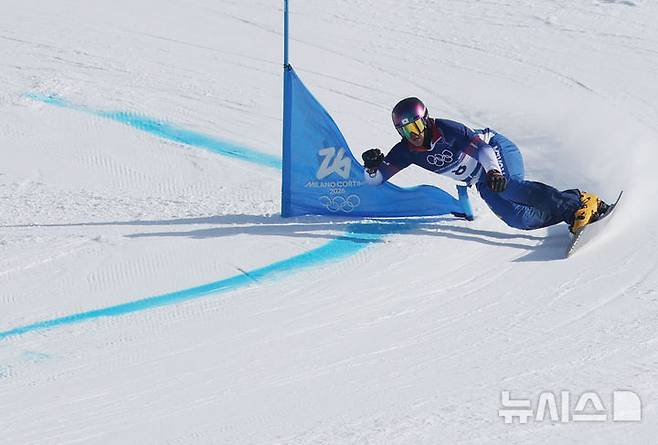 [리비뇨=뉴시스] 김근수 기자 = 스노보드 김상겸이 8일(현지 시간) 이탈리아 리비뇨 스노우파크에서 2026 밀라노·코르티나 담페초 동계올림픽 스노보드 남자 평행대회전 준결승을 치르고 있다. 2026.02.08. ks@newsis.com