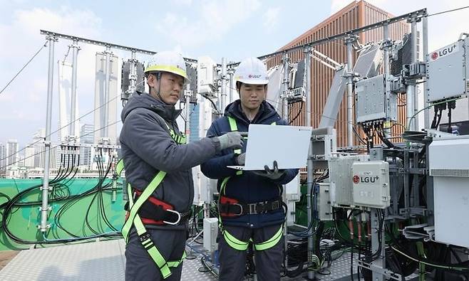 [서울=뉴시스] LG유플러스 임직원이 서울역 인근 네트워크 장비를 점검하는 모습. (사진=LGU+ 제공) 2026.02.09. photo@newsis.com *재판매 및 DB 금지