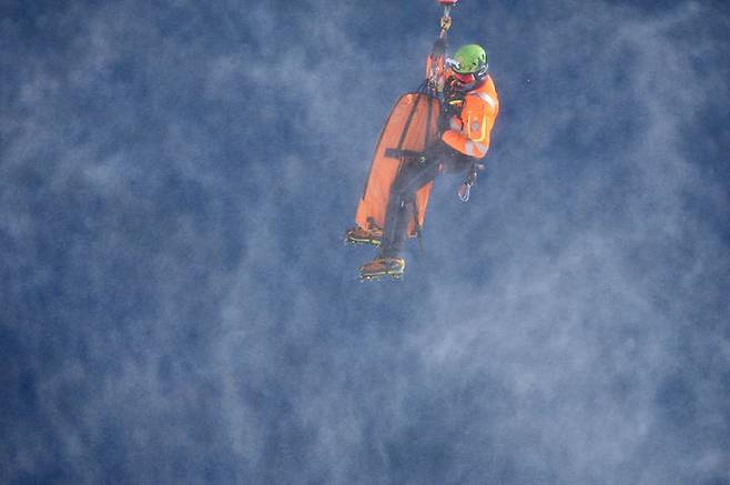 [코르티나담페초=AP/뉴시스] 린지 본(미국)이 8일(현지 시간) 이탈리아 코르티나담페초 토파네 알파인스키센터에서 열린 2026 밀라노·코르티나담페초 동계올림픽 알파인 스키 여자 활강 경기 도중 넘어져 부상을 입고 헬기로 이송되고 있다. 본은 경기 시작 13초 만에 오른팔이 기문에 부딪혀 넘어져 뒹굴며 왼쪽 다리가 골절돼 병원으로 옮겨졌다. 2026.02.09.