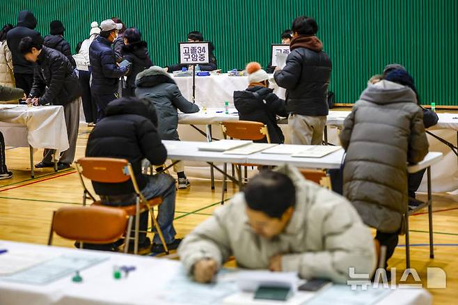 [서울=뉴시스] 정병혁 기자 = 9일 서울 동작구 서울공업고등학교 체육관을 찾은 검정고시 응시생들이 2026년도 제1회 초·중·고졸 검정고시 응시 원서를 작성 및 접수하고 있다. 2026.02.09. jhope@newsis.com