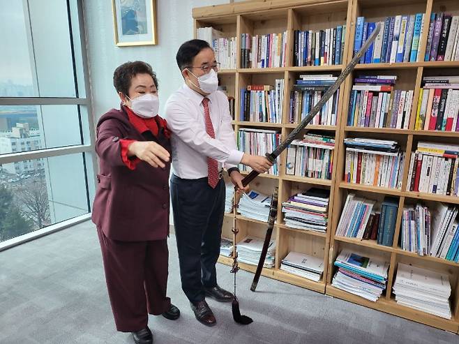 박성중(왼쪽) 전 국민의힘 의원이 이희자 한국근우회장과 지난 2022년 초 서울 여의도 국회 의원회관에서 촬영한 것으로 추정되는 사진. 제보자 제공