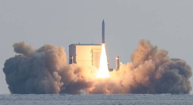 2023년 12월 4일 오후 제주 서귀포시 예래동 앞바다에서 군 주도로 고체연료우주발사체 3차 시험발사가 진행되고 있다. 연합뉴스