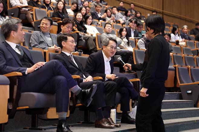 9일 경기도청 대강당 다산홀에서 열린 경기포럼 강연자로 나선 주진우 시사인 편집위원의 질문에 김동연 경기지사가 답하는 모습. 경기도 제공