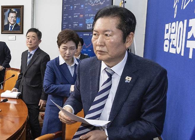 더불어민주당 정청래 대표(앞)와 이언주, 강득구 최고위원이 9일 국회에서 열린 최고위원회의를 마친 뒤 이동하고 있다. 연합뉴스