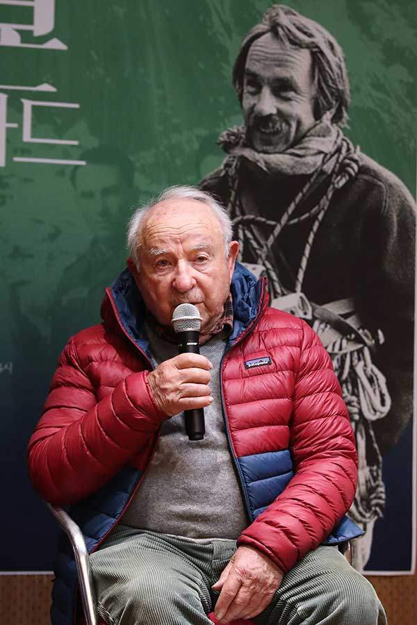 파타고니아 창업자이자 현 회장, 세계에서 꼽히는 혁명적 등반가이자 한국 등반사에서도 진한 발자취를 남긴 이본 취나드(87세)가 지난 1월 6일 조용히 한국을 방문했다. 7일 서울 우이동 CAC산악문화센터에서 열린 한국산악회 명예회원 추대식에 참석한 취나드 모습. 지난 2022년 약 4조 원에 달하는 파타고니아 지분 전체를 비영리재단에 기부한 바 있는 취나드는 평소 그의 진정성 있는 행보와 같이 떠들썩한 언론의 주목을 피해 산악인들과 직접 호흡하며 소통하는 기회를 가졌다. 한국산악회는 그가 한국 등반사에 남긴 업적을 기려 이날 9번째 명예회원으로 추대했다.