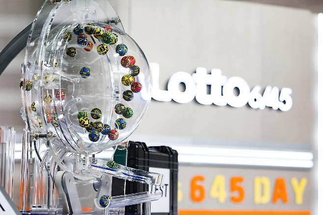 스마트폰 판매가 허용된 이날, 점주들은 1000원당 50원 남짓한 수수료마저 위협받는 현실에 막막함을 토로했다. 뉴시스