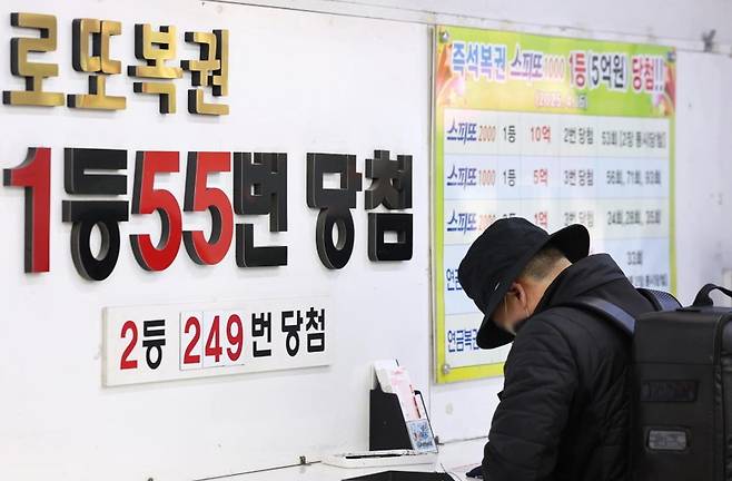 편리함은 늘었지만, 기술의 진보가 골목 상권의 생존 절벽으로 이어지지 않도록 정부의 세심한 상생 대책이 필요하다는 지적이 나온다. 뉴스1