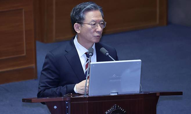 정성호 법무부 장관이 9일 서울 여의도 국회에서 열린 대정부질문에서 의원 질의에 답변하고 있다. 허정호 선임기자