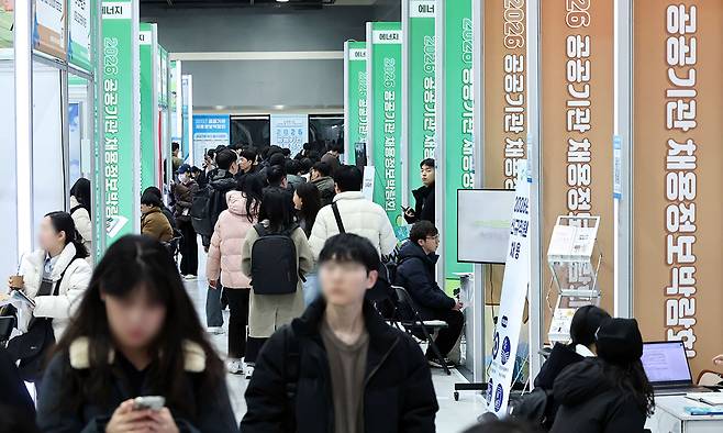 1월 27일 서울 서초구 aT센터에서 열린 2026 공공기관 채용정보박람회에서 구직자들이 기관별 부스를 둘러보고 있다. 연합뉴스