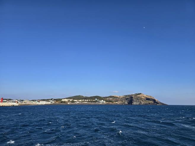 배에서 바라본 우도의 모습