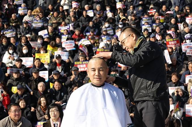 김진태 강원도지사가 9일 서울 여의도 국회 본청 앞에서 열린 강원특별법 ‘3차 개정안’ 통과 촉구를 위한 국회 상경 도민 결의대회에서 삭발하고 있다. 2026.2.9 연합뉴스