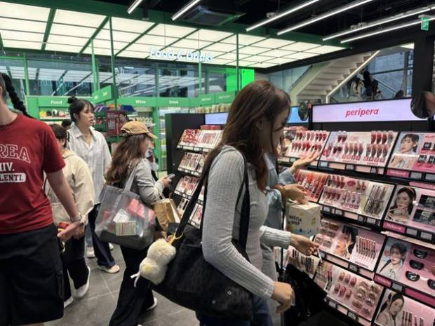 홍대 앞 올리브영을 찾은 외국인 관광객들. 연합뉴스