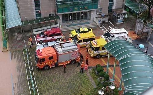 지난해 10대 고교생의 허위 폭발물 신고를 받고 대인고로 출동한 소방 당국 ⓒ연합뉴스