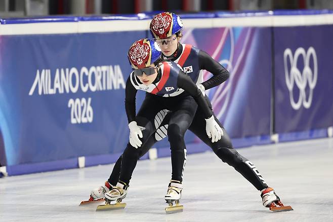 2026 밀라노ㆍ코르티나담페초 동계올림픽 쇼트트랙에 출전하는 최민정이 8일(현지시간) 이탈리아 밀라노 아이스스케이팅 아레나에서 열린 계주 훈련에서 김길리를 밀어주고 있다. 2026.2.9 연합뉴스