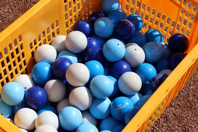 ▲ 플라이어볼은 200g, 250g, 300g 등 다양한 무게의 공을 각기 다른 색상으로 구성해 활용한다. 무거운 공은 실제 투수가 던지는 공을 타격하는 것과 유사한 부하를 제공해 타구에 힘을 실어주는 데 효과적이며, 가벼운 공은 배트 스피드 향상에 초점을 맞춘다. ⓒSSG랜더스