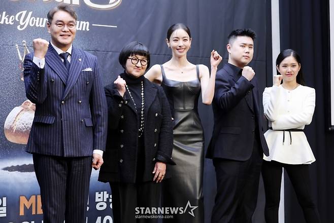이석원 명장, 노희영 대표, 배우 이다희, 권성준 셰프, 오마이걸 미미가 30일 서울 마포구 스탠포드호텔에서 진행된 MBN 서바이벌 '천하제빵' 제작발표회에 참석해 포즈를 취하고 있다. /2026.01.30 /사진=김휘선 hwijpg@