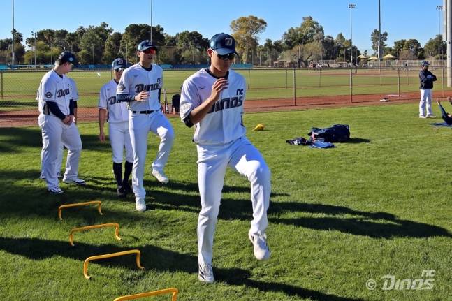 김주원(가운데)이 미국 애리조나에서 진행 중인 NC 스프링캠프에 훈련에 참가하고 있다. /사진=NC 다이노스 제공