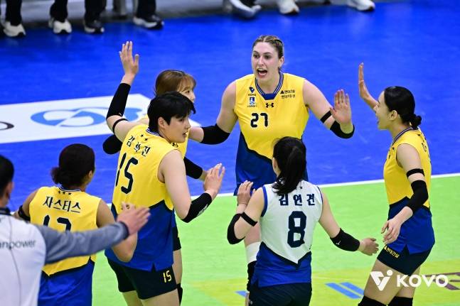 현대건설 선수들이 9일 흥국생명전에서 득점 후 기뻐하고 있다. /사진=KOVO 제공