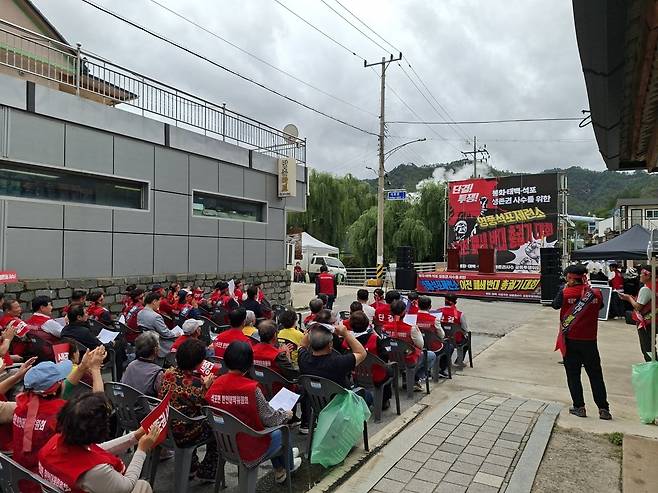 지난해 9월 봉화군과 강원 태백시 주민들이 ‘영풍석포제련소 폐쇄 반대 총궐기’ 집회를 열었다. 봉화·태백·석포 생존권 사수 공동투쟁위원회 제공