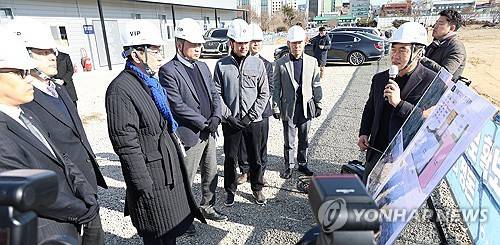 공사 현장 설명 듣는 우범기 전주시장(왼쪽 세 번째) [촬영 : 김동철]