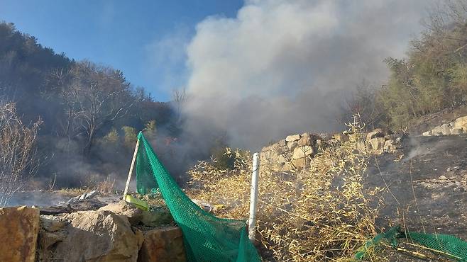 경남 양산시 원동면 산불 [경남소방본부 제공. 재판매 및 DB 금지]